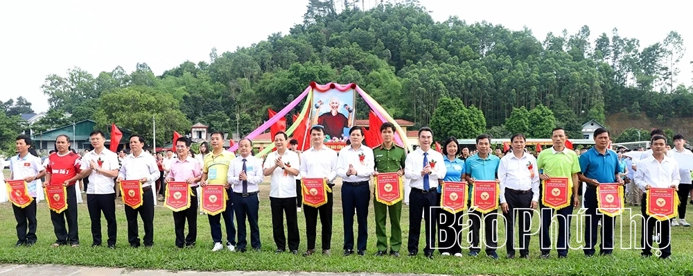 Gần 600 vận động viên tham gia Đại hội Thể dục thể thao xã Phù Ninh lần thứ I
