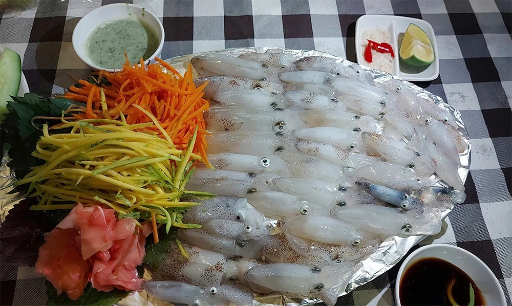 Chợ ven biển Cửa Lò chỉ bán đặc sản top 10 Việt Nam, đêm nào cũng kín khách