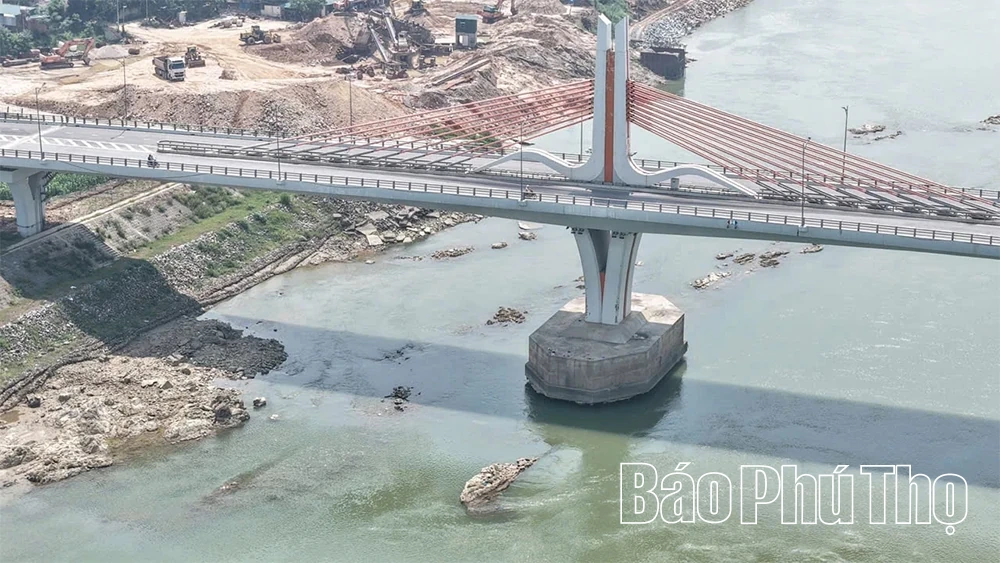 Sông Lô khan cạn, lộ nhiều bãi đá ngầm lớn khu vực cầu Vĩnh Phú