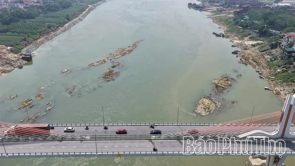 Sông Lô khan cạn, lộ nhiều bãi đá ngầm lớn khu vực cầu Vĩnh Phú