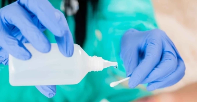 Bác sĩ cảnh báo nguy hiểm khi dùng oxy già sát trùng vết thương