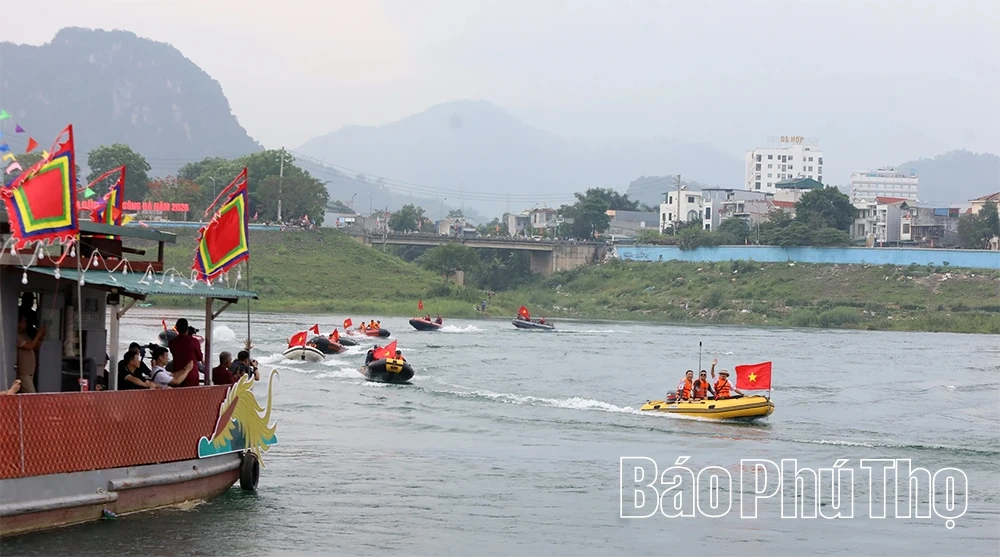 Mãn nhãn màn biểu diễn cano hơi nước tại Lễ cầu ngư