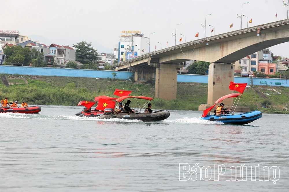 Mãn nhãn màn biểu diễn cano hơi nước tại Lễ cầu ngư