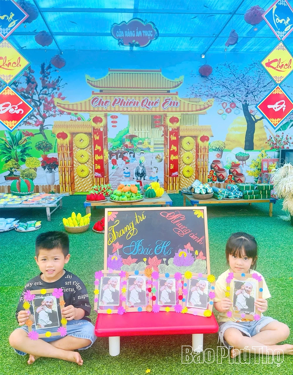 Hoạt động “trang trí khung ảnh Bác Hồ”