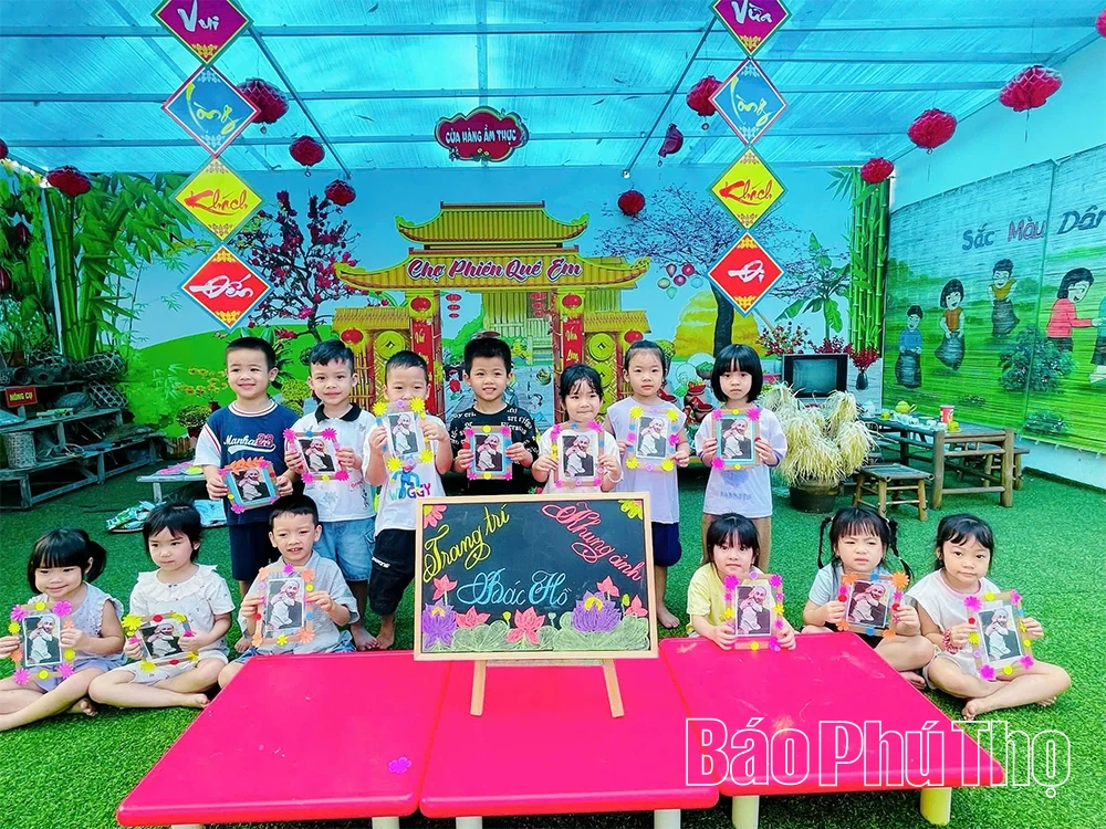Hoạt động “trang trí khung ảnh Bác Hồ”