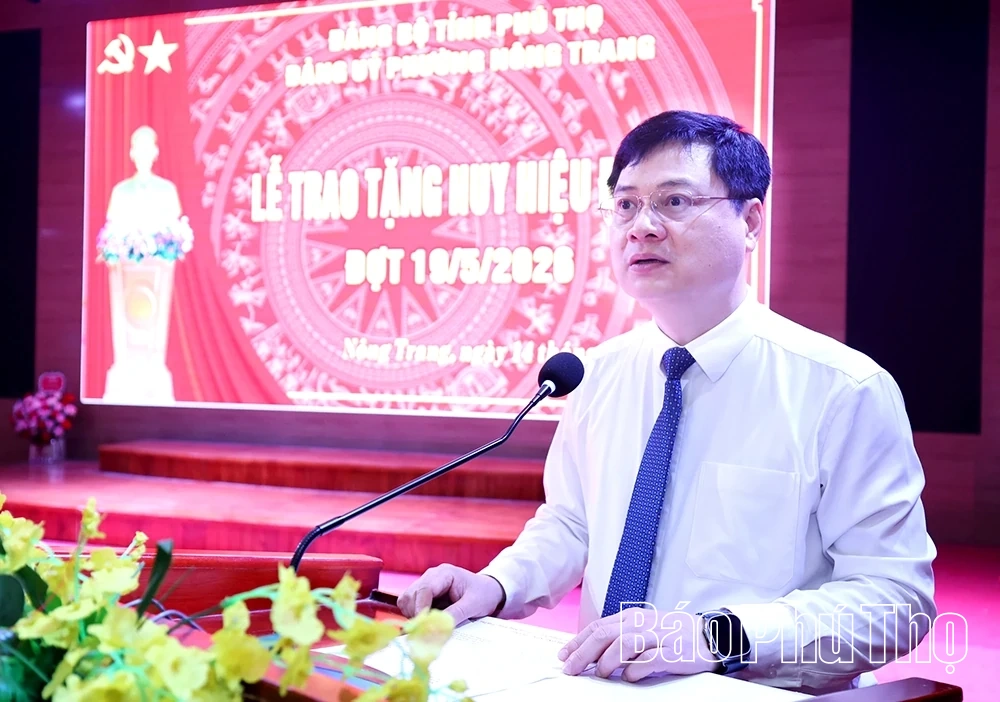 70 đảng viên phường Nông Trang được tặng Huy hiệu Đảng đợt 19/5