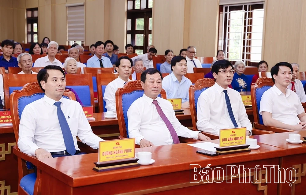 Đảng bộ xã Phùng Nguyên trao Huy hiệu Đảng cho 44 đảng viên đợt 19/5