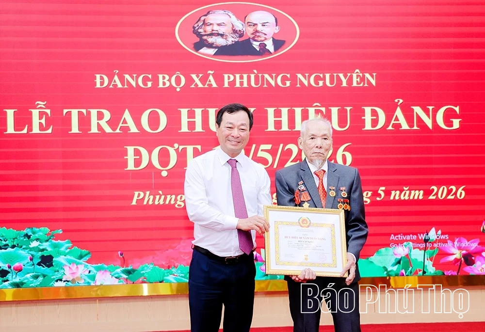 Đảng bộ xã Phùng Nguyên trao Huy hiệu Đảng cho 44 đảng viên đợt 19/5