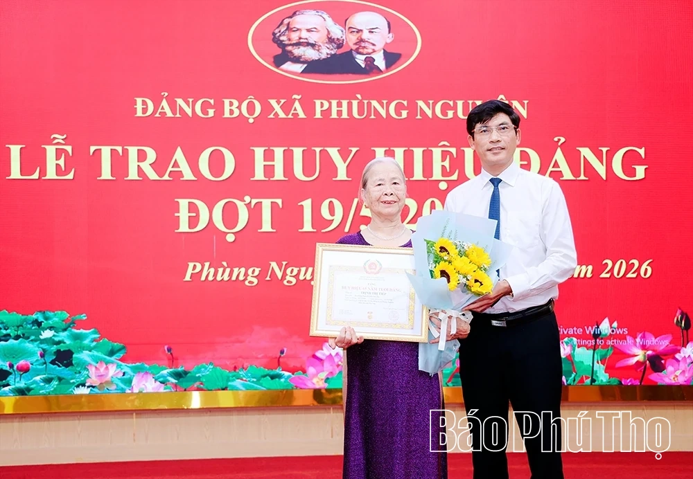 Đảng bộ xã Phùng Nguyên trao Huy hiệu Đảng cho 44 đảng viên đợt 19/5