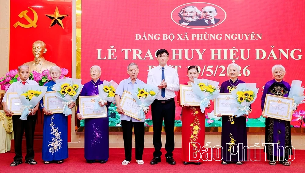 Đảng bộ xã Phùng Nguyên trao Huy hiệu Đảng cho 44 đảng viên đợt 19/5