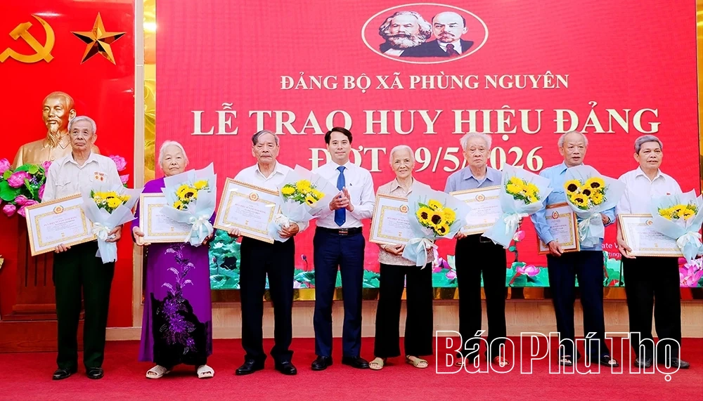 Đảng bộ xã Phùng Nguyên trao Huy hiệu Đảng cho 44 đảng viên đợt 19/5