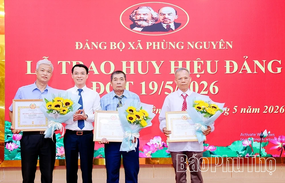 Đảng bộ xã Phùng Nguyên trao Huy hiệu Đảng cho 44 đảng viên đợt 19/5