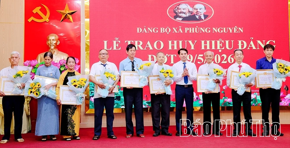 Đảng bộ xã Phùng Nguyên trao Huy hiệu Đảng cho 44 đảng viên đợt 19/5