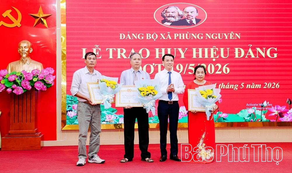 Đảng bộ xã Phùng Nguyên trao Huy hiệu Đảng cho 44 đảng viên đợt 19/5