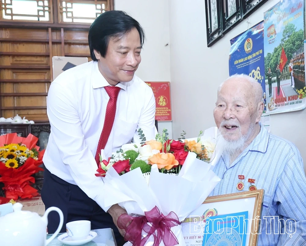 Trao Huy hiệu 80 năm tuổi Đảng cho đảng viên Nguyễn Hoàng Cần