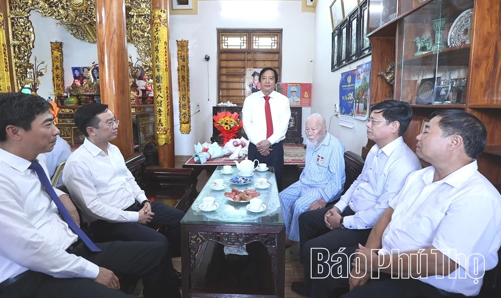 Trao Huy hiệu 80 năm tuổi Đảng cho đảng viên Nguyễn Hoàng Cần