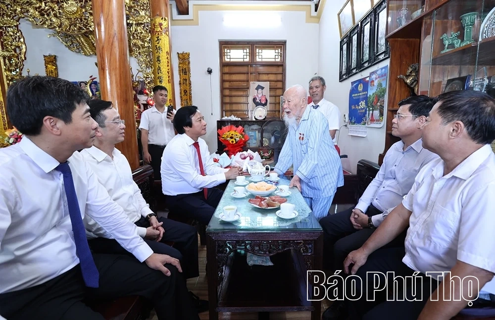 Trao Huy hiệu 80 năm tuổi Đảng cho đảng viên Nguyễn Hoàng Cần