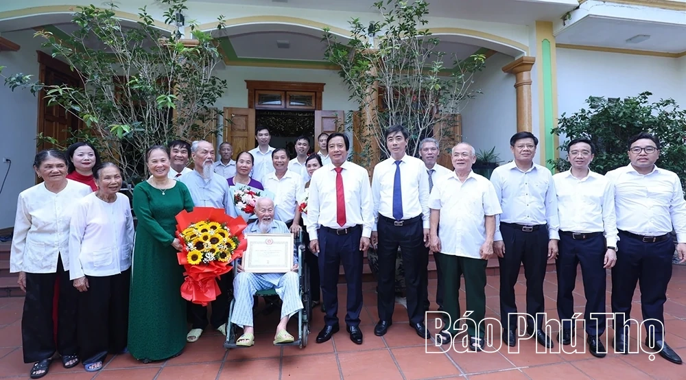 Trao Huy hiệu 80 năm tuổi Đảng cho đảng viên Nguyễn Hoàng Cần