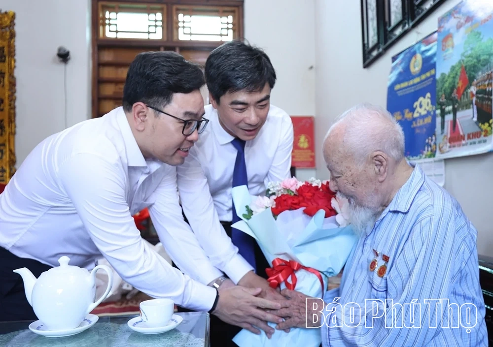Trao Huy hiệu 80 năm tuổi Đảng cho đảng viên Nguyễn Hoàng Cần