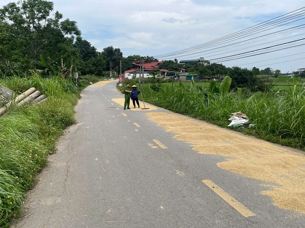 Công an sẽ xử lý các trường hợp cố tình phơi lúa, rơm rạ trên đường