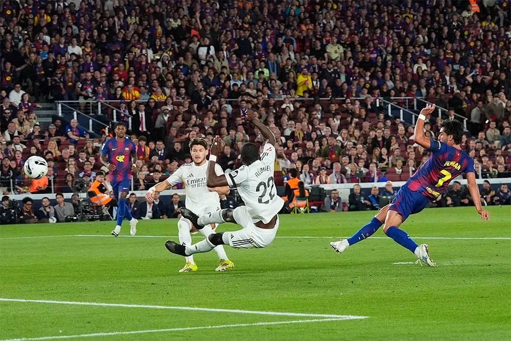 Barca vô địch La Liga: Đứng trên đống đổ nát Real Madrid