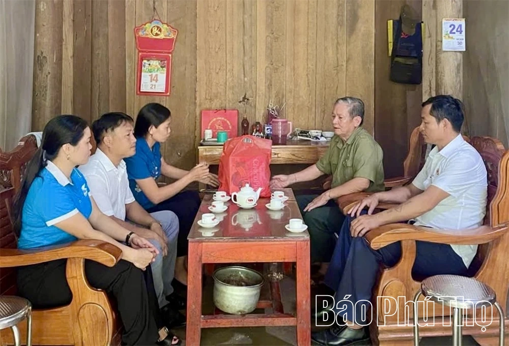 Cầu nối giữa Đảng, chính quyền với Nhân dân