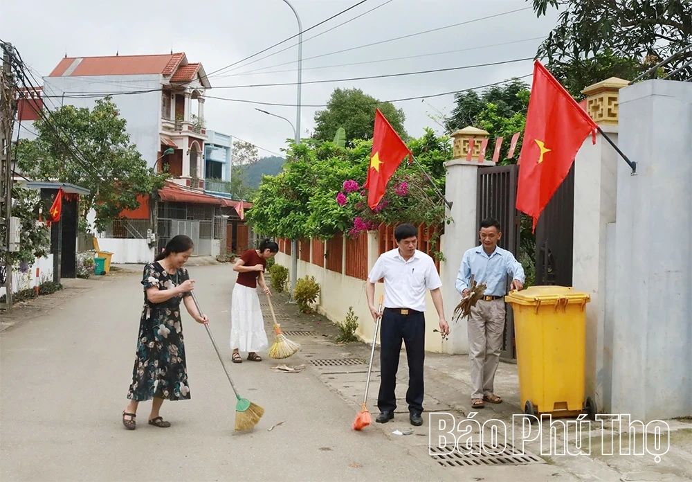 Bí thư chi bộ gắn bó với dân, tận tâm với việc chung