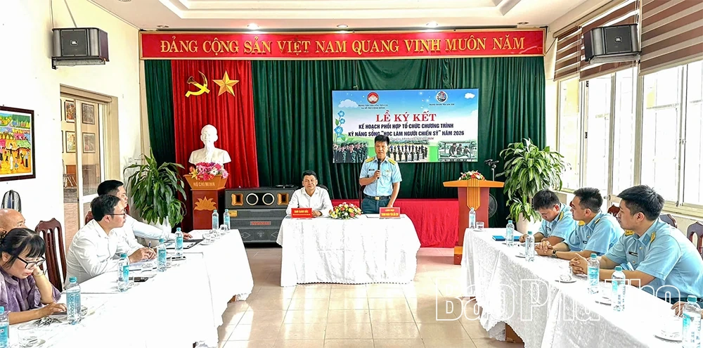 Ký kết kế hoạch tổ chức Chương trình “Học làm người chiến sĩ”