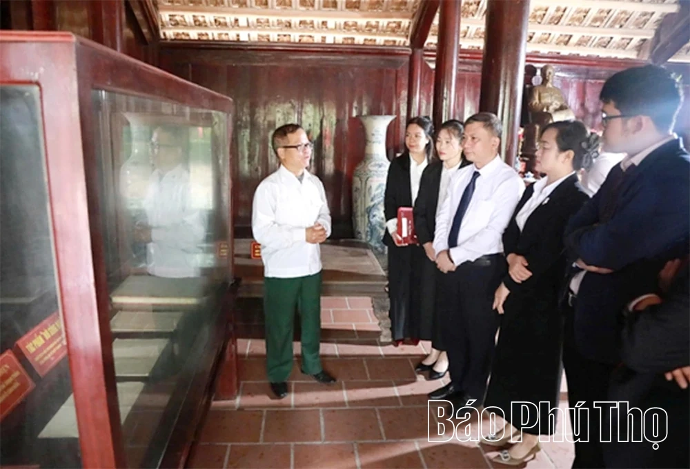 Đẩy mạnh đấu tranh, bảo vệ nền tảng tư tưởng của Đảng trong Đảng bộ UBND tỉnh