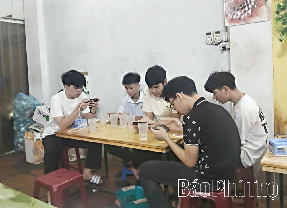 Nỗi lo quản lý trẻ em sử dụng điện thoại trong dịp hè