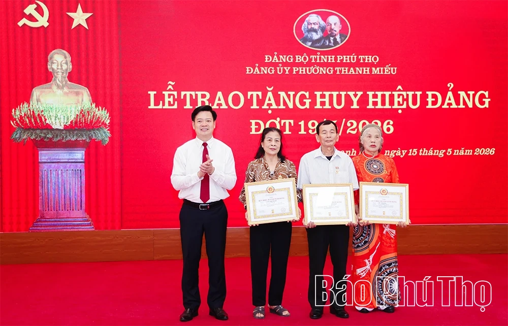 Đảng bộ phường Thanh Miếu trao Huy hiệu Đảng đợt 19/5