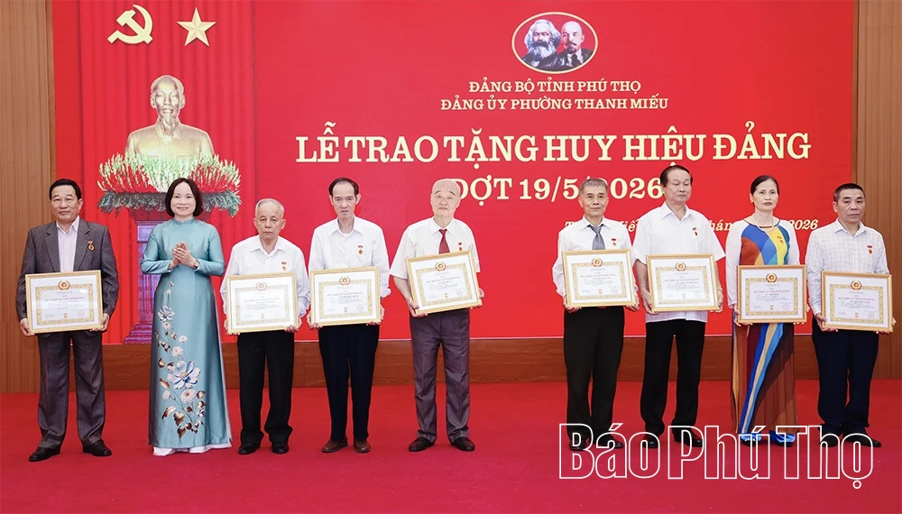 Đảng bộ phường Thanh Miếu trao Huy hiệu Đảng đợt 19/5