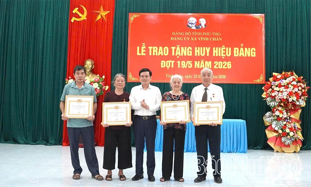 Đảng bộ xã Vĩnh Chân trao Huy hiệu Đảng đợt 19/5