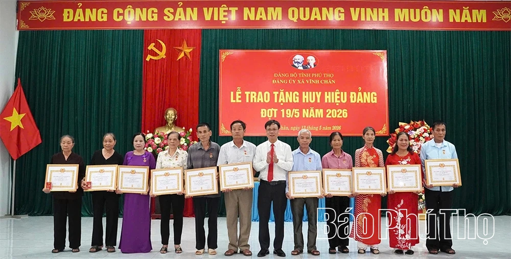 Đảng bộ xã Vĩnh Chân trao Huy hiệu Đảng đợt 19/5