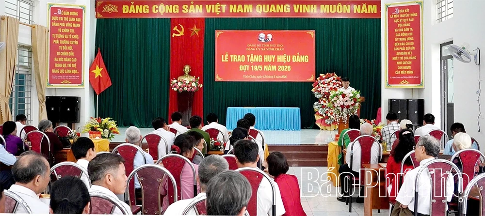 Đảng bộ xã Vĩnh Chân trao Huy hiệu Đảng đợt 19/5