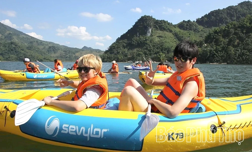 Discovering Ngoi Hoa Bay