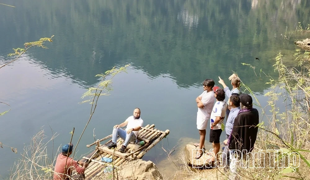 Discovering Ngoi Hoa Bay