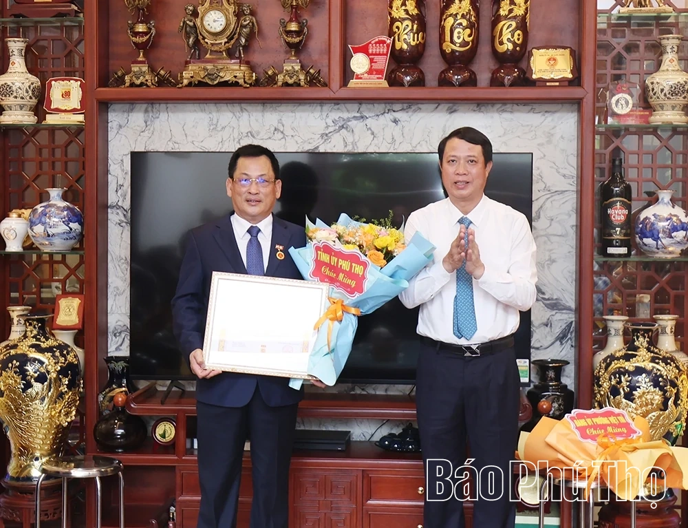Trao Huy hiệu 70 năm và 45 năm tuổi Đảng cho đảng viên Đảng bộ phường Việt Trì