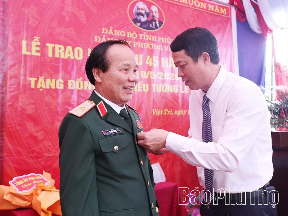 Trao Huy hiệu 70 năm và 45 năm tuổi Đảng cho đảng viên Đảng bộ phường Việt Trì