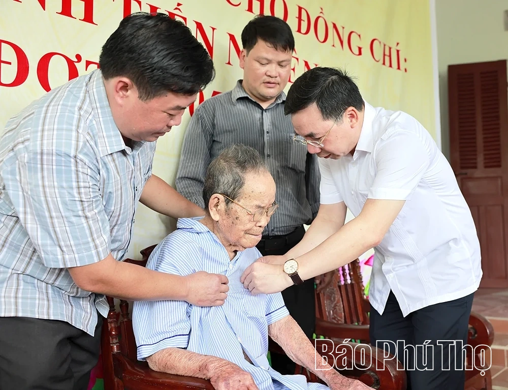 Trao Huy hiệu 80 năm tuổi Đảng tặng đảng viên lão thành Đinh Tiến Nhiên