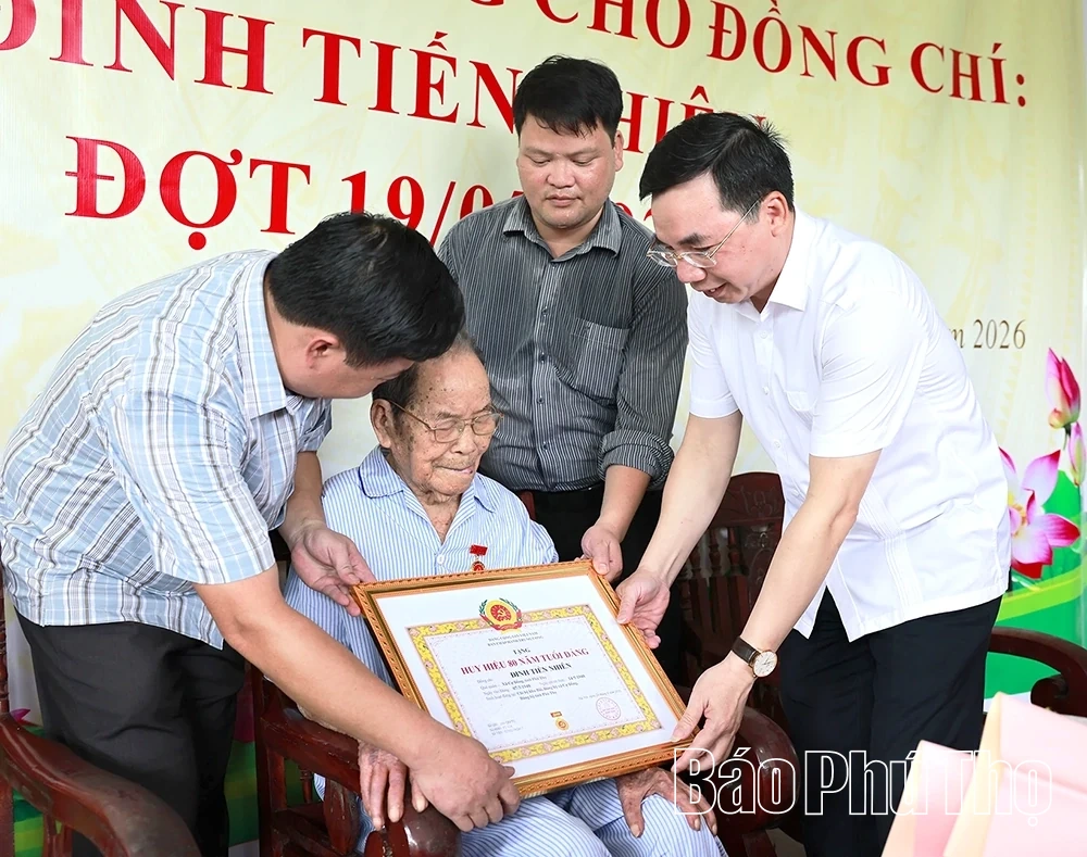 Trao Huy hiệu 80 năm tuổi Đảng tặng đảng viên lão thành Đinh Tiến Nhiên