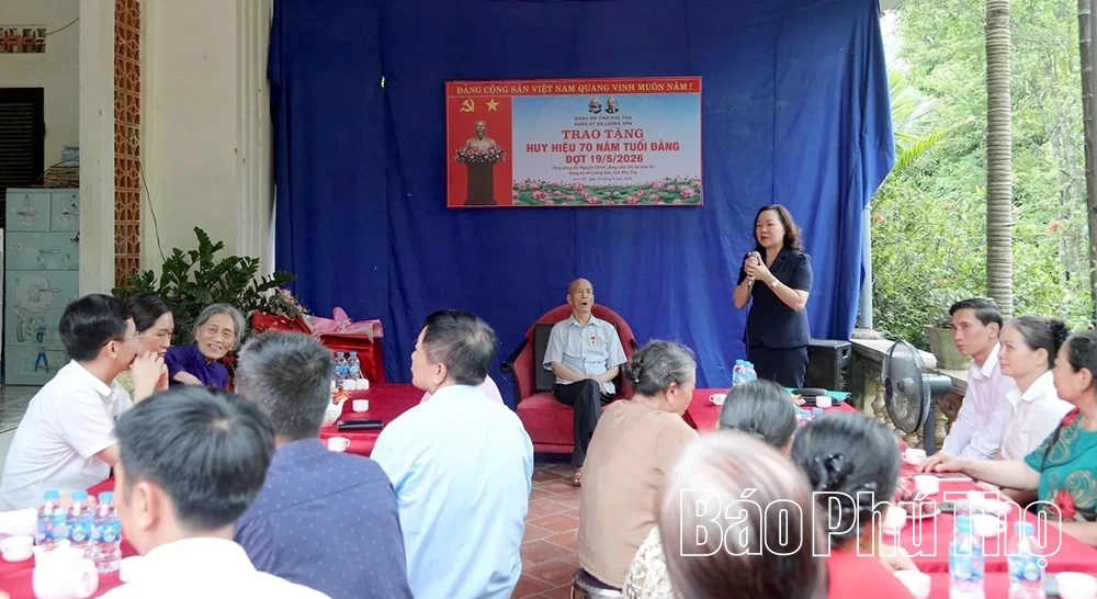 Trao Huy hiệu 70 năm tuổi Đảng cho đảng viên Đảng bộ xã Lương Sơn