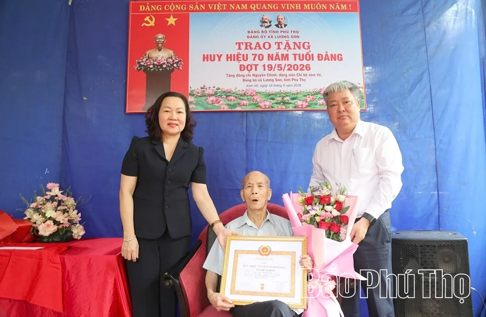 Trao Huy hiệu 70 năm tuổi Đảng cho đảng viên Đảng bộ xã Lương Sơn