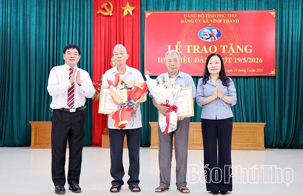 27 đảng viên xã Vĩnh Thành được trao tặng, truy tặng Huy hiệu Đảng đợt 19/5