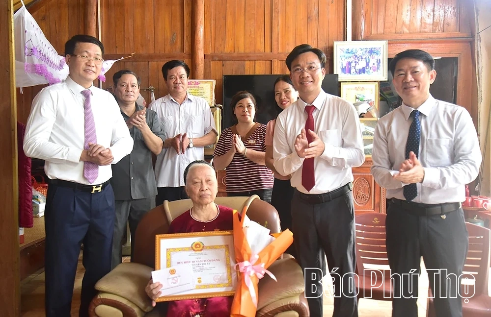Đảng bộ xã Tây Cốc trao Huy hiệu Đảng đợt 19/5 cho 23 đảng viên