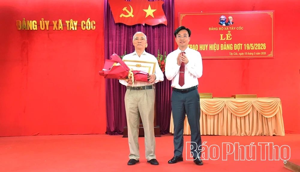 Đảng bộ xã Tây Cốc trao Huy hiệu Đảng đợt 19/5 cho 23 đảng viên