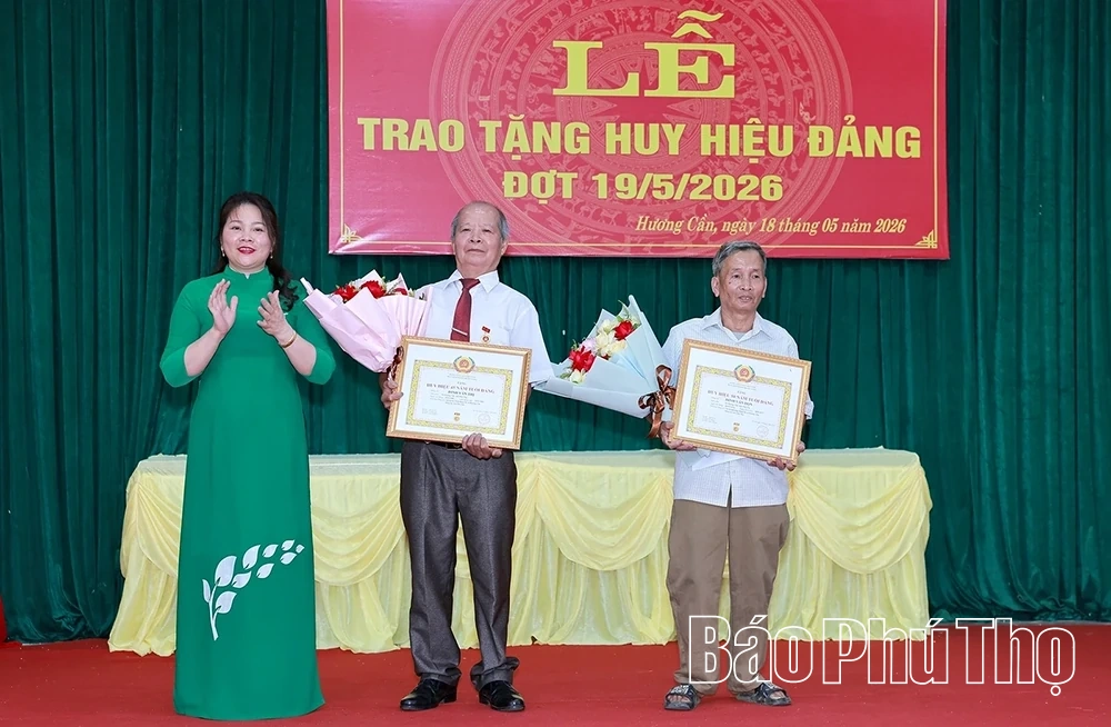 Trao tặng Huy hiệu Đảng cho 12 đảng viên xã Hương Cần