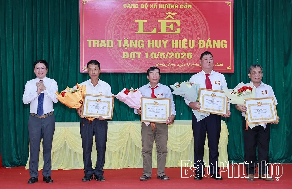 Trao tặng Huy hiệu Đảng cho 12 đảng viên xã Hương Cần