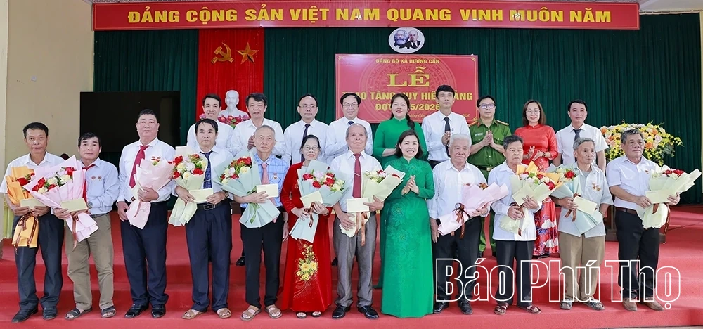 Trao tặng Huy hiệu Đảng cho 12 đảng viên xã Hương Cần