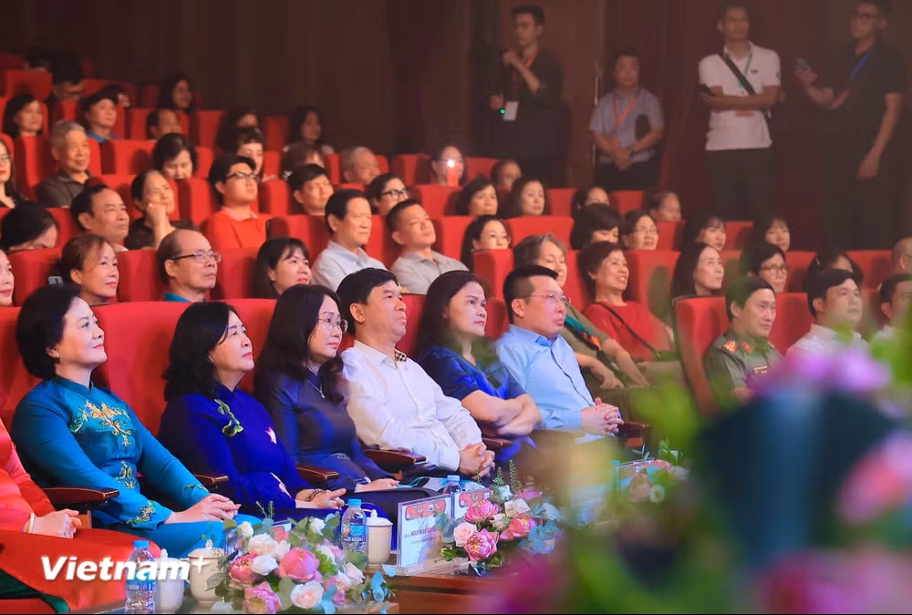 Đêm nghệ thuật “Sáng mãi tên Người”: Dòng chảy ký ức về Bác Hồ kính yêu